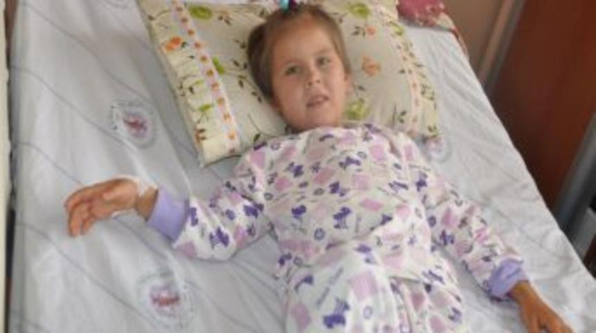 İlk 'kansız g&ouml;ğ&uuml;s kafesi ameliyatı'yla 6 yaşındaki Tuba sağlığına kavuştu