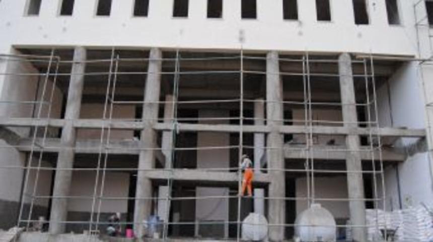 18 yıldır bitirilemeyen k&uuml;lt&uuml;r sarayı 'hurdacı deposu' oldu