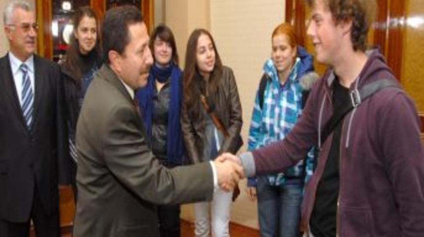 Vali Balkanlıoğlu Bel&ccedil;ikalı &ouml;ğrencilere Afyonkarahisar'ı anlattı