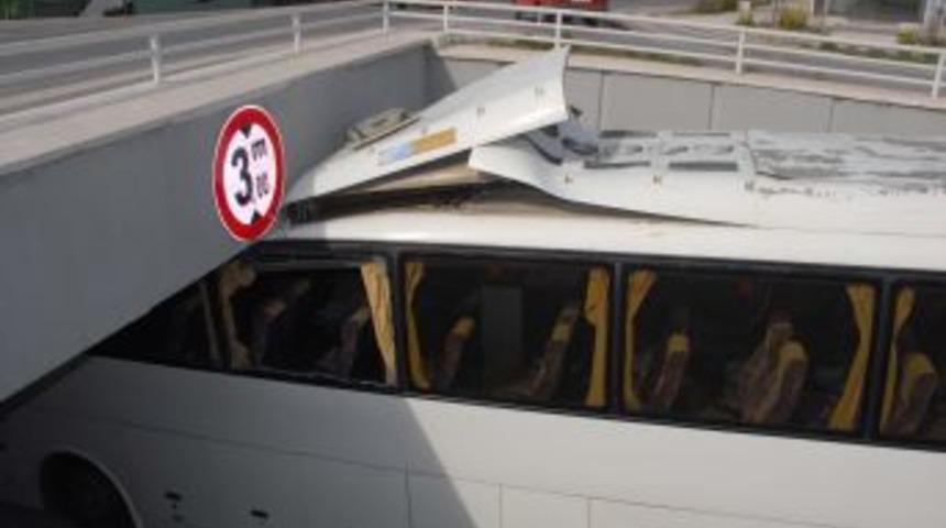 K&ouml;pr&uuml; y&uuml;ksekliği hesap edilmeyince turist otob&uuml;s&uuml; alt ge&ccedil;ide sıkıştı