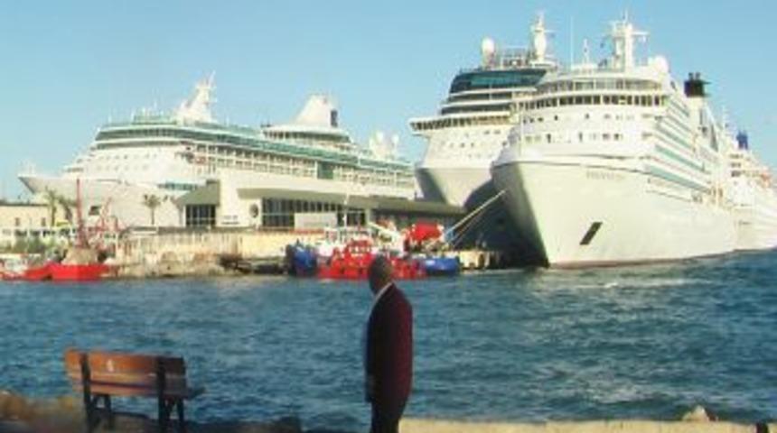 Kusadası'na 6 kruvaziyerle 13 bin 250 turist geldi