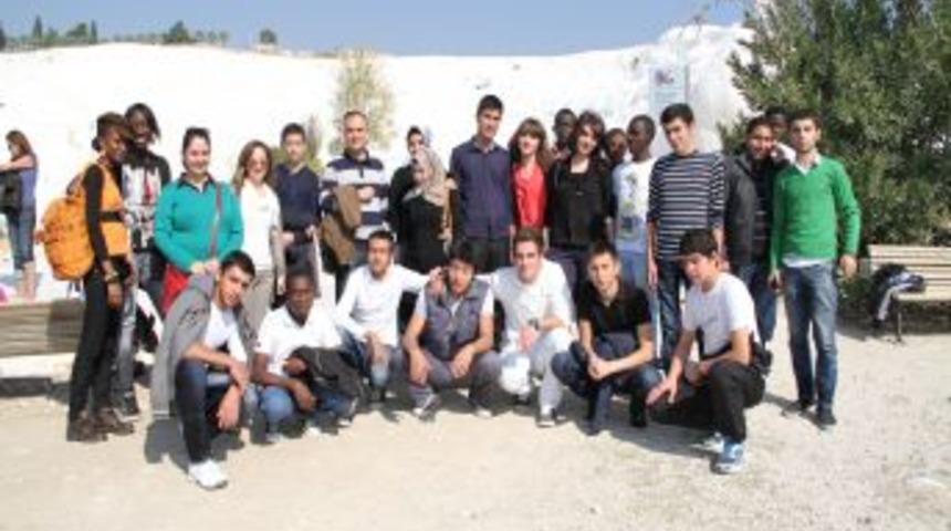 PA&Uuml;&rsquo;n&uuml;n yabancı &ouml;ğrencileri Pamukkale&rsquo;yi gezdi