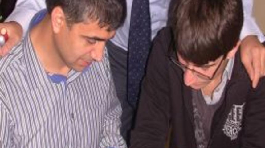 Uzmanlar, &ccedil;ocukların başarısı i&ccedil;in aileleri uyarıyor