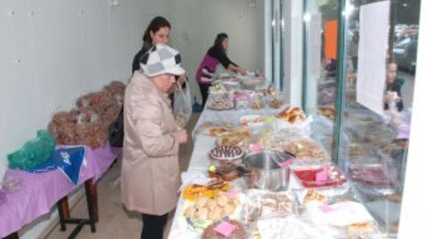 Kurtlar İlk&ouml;ğretim Okul Aile Birliği'nden kermes