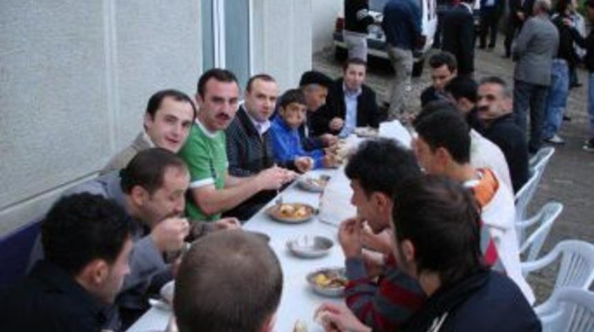 Depremde hayatını kaybeden Mustafa Akg&uuml;n'&uuml;n baba ocağına ateş d&uuml;şt&uuml;