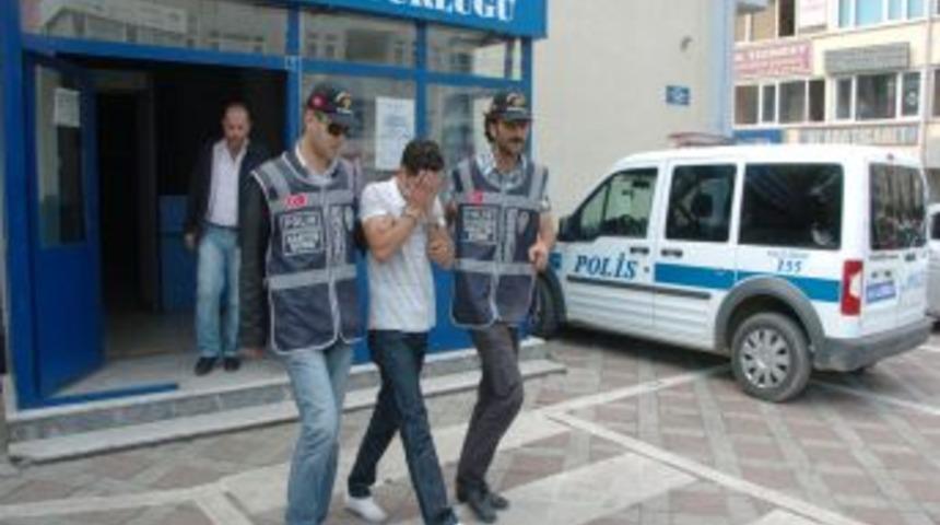 Biber gazı sıkıp bileziklerini &ccedil;almaya &ccedil;alışan kişi, torunu &ccedil;ıktı