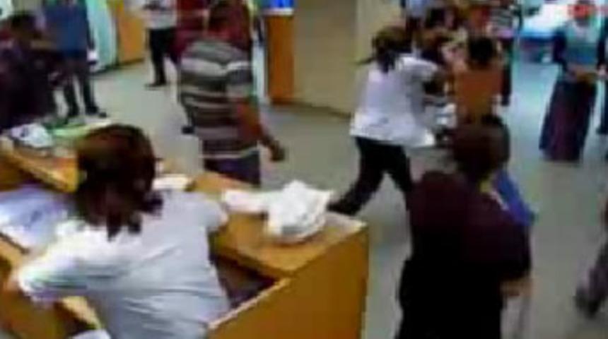 Kadın doktora dayak kamerada