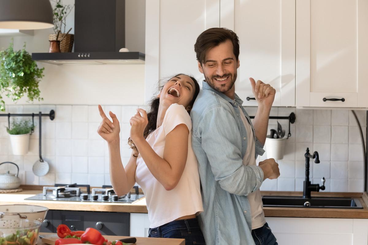 Flört döneminin heyecanını ikiye katlayacak aşk dolu 10 şarkı 1