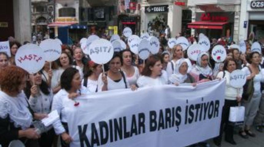 Savaş istemediklerini s&ouml;yleyen kadınlar Taksim&rsquo;e t&uuml;lbent bıraktı