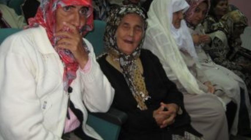 Gen&ccedil;ler yaşlılara moral konseri verdi