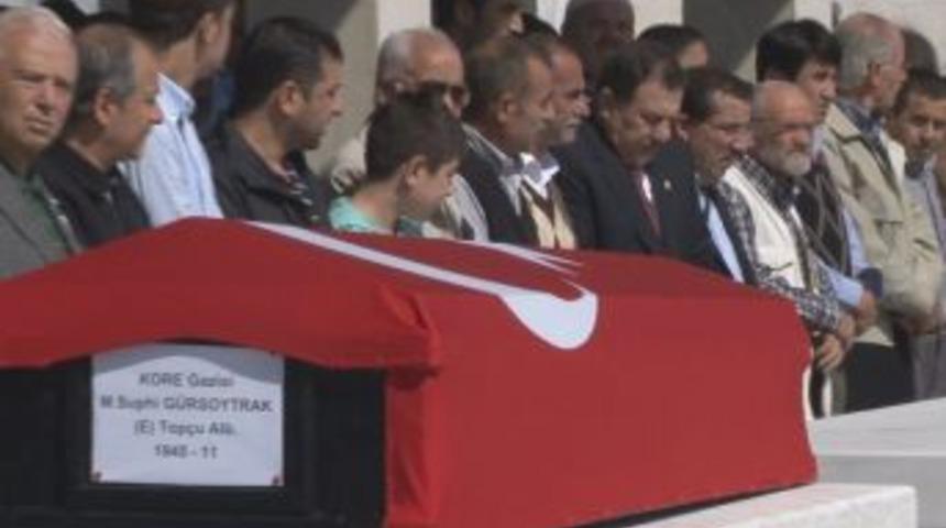 27 Mayıs darbecilerinden G&uuml;rsoytrak'ı son yolculuğuna CHP'li vekiller uğurladı