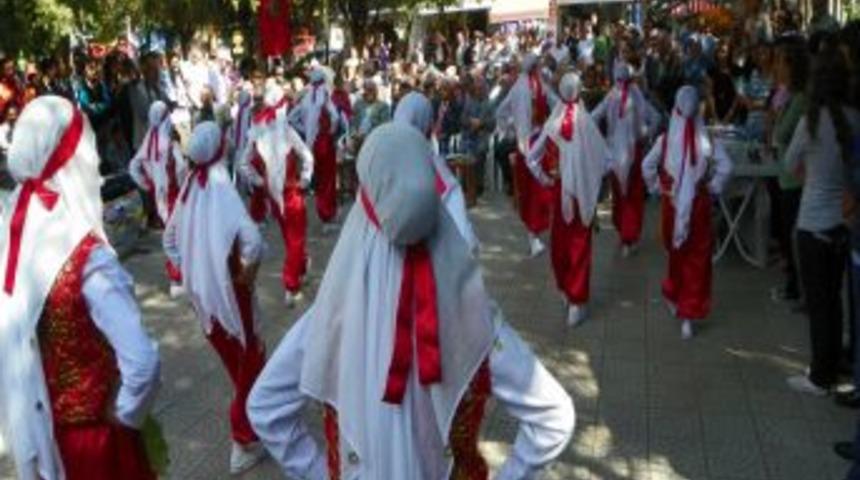 Yaşlılar g&uuml;n&uuml;n&uuml; gen&ccedil;lerle parkta kutladı