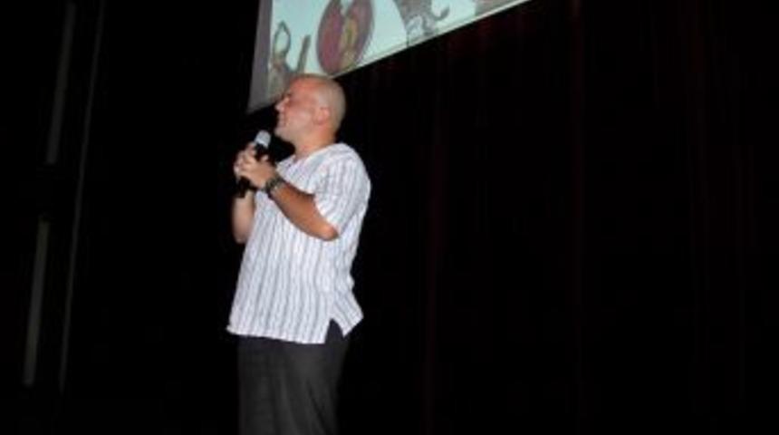 Tarih&ccedil;i Uğurluel, okullarının bah&ccedil;esinde yatan yiğitleri anlattı