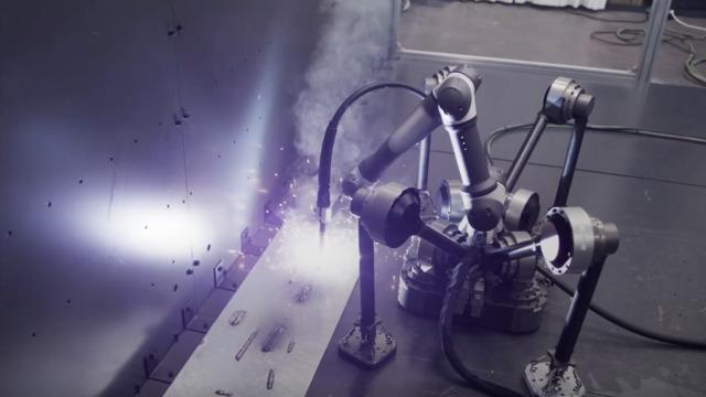 'Kaynakçı robot' sosyal medyada gündem oldu: Ne duvar ne de tavan dinliyor, hepsinde örümcek gibi geziyor!