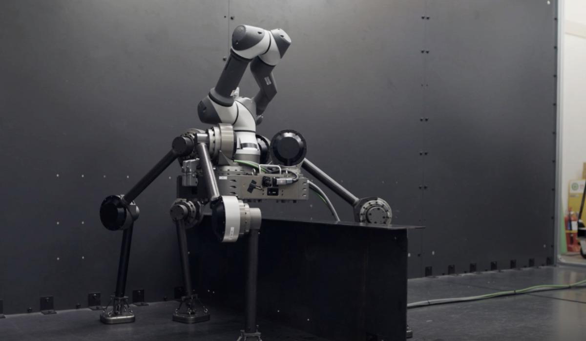 Kaynakçı robot sosyal medyada gündem oldu: Ne duvar ne de tavan dinliyor, hepsinde örümcek gibi geziyor! 2