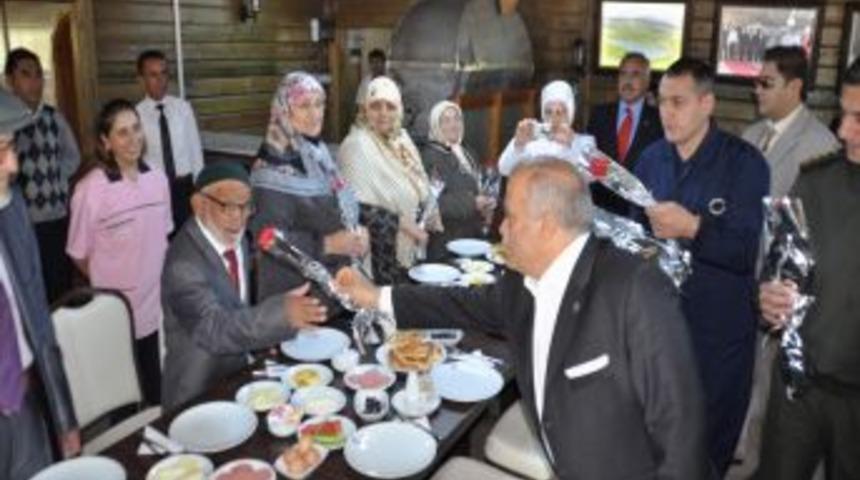 Vali Şent&uuml;rk: T&uuml;rk toplumunu Avrupa&rsquo;dan ayıran en b&uuml;y&uuml;k &ouml;zellik gelenekleridir