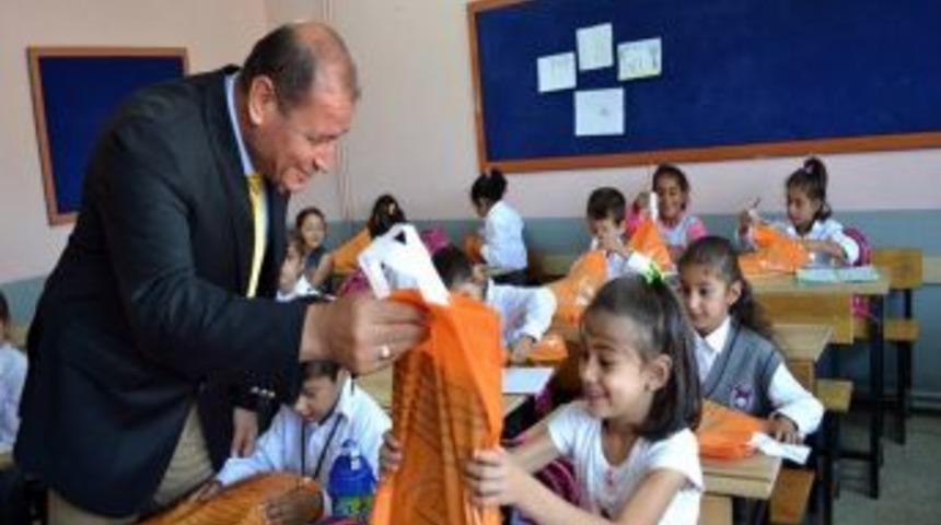 Kırtasiye setleri Bayındır&rsquo;dan dağıtılmaya başlandı