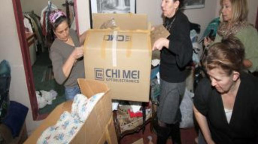 Konak Belediyesi Van'a 700 koli yardım malzemesi yolladı