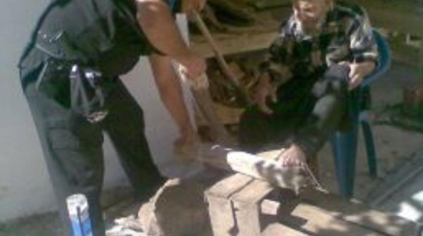 Toplum destekli polis ziyarete gittiği evde odun kesti