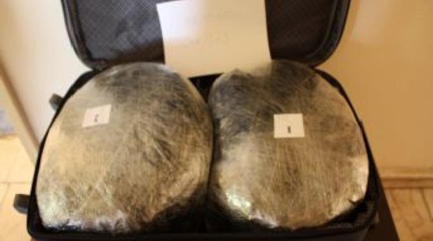 Otob&uuml;steki yolcudan 18 kilo esrar &ccedil;ıktı