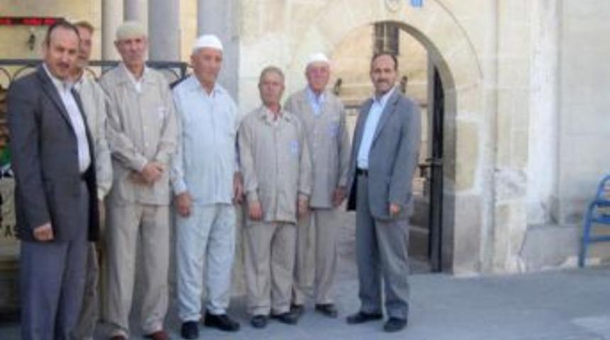 Hacı adayları kutsal topraklara dua ve g&ouml;zyaşlarıyla uğurlandı