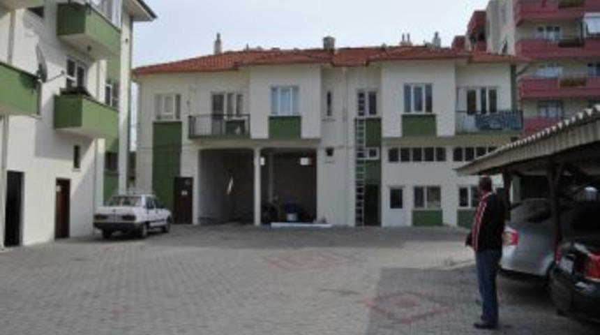 &Ccedil;atı ustası elektrik akımına kapıldı