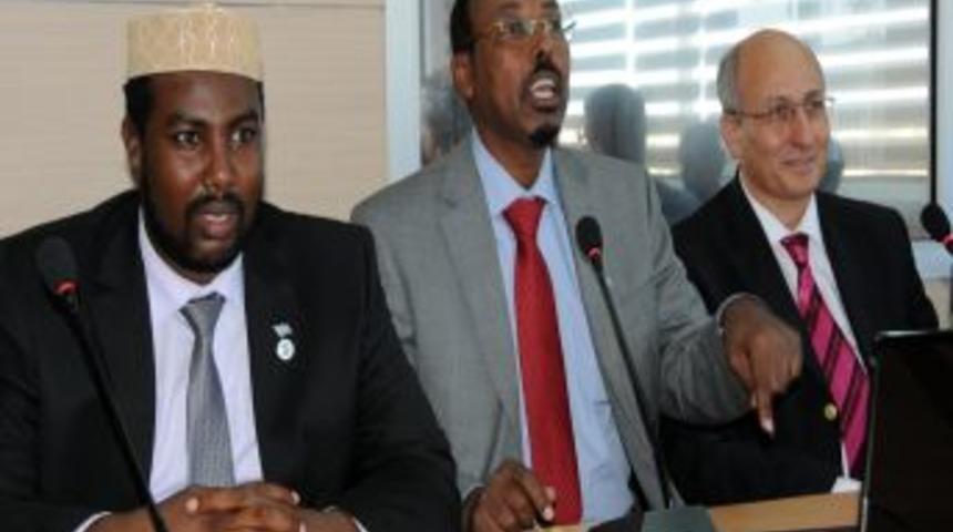 Somalili &ouml;ğrenciler, T&uuml;rk ve Somali bayraklarıyla karşılandı