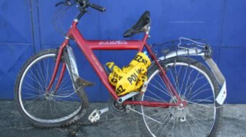 Bisikletli iki kuzen kamyon altında kaldı: 1 &ouml;l&uuml;