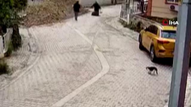76 yaşındaki kadının rögara düştüğü anlar kamerada 🔴