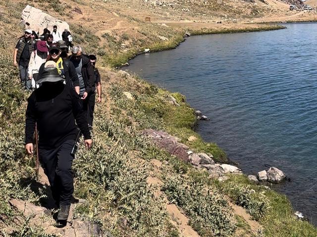 &Ccedil;ay kahve i&ccedil;meye gider gibi dağa tırmandılar!