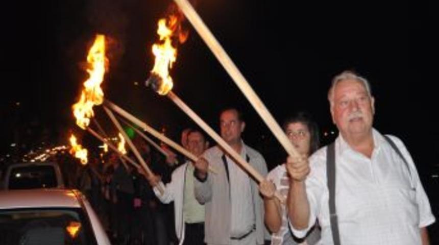 Asırlık k&ouml;pr&uuml;lerin aydınlatılması i&ccedil;in meşaleli eylem yapıldı