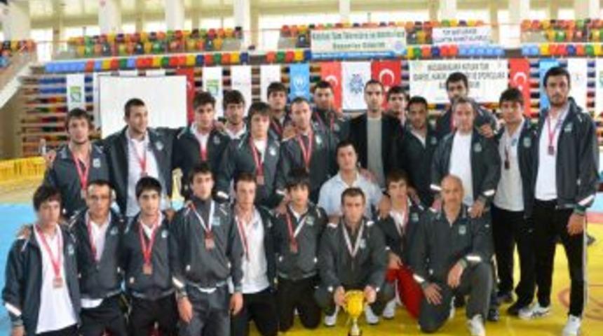 Bursalı g&uuml;reş&ccedil;iler T&uuml;rkiye &uuml;&ccedil;&uuml;nc&uuml;s&uuml;