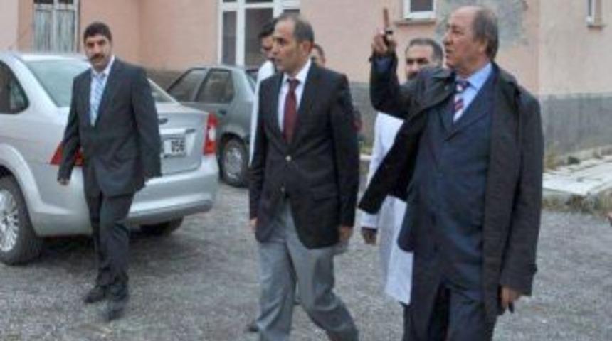 Kars Valisi, Halk Sağlığı Laboratuvarı'nda incelemelerde bulundu.