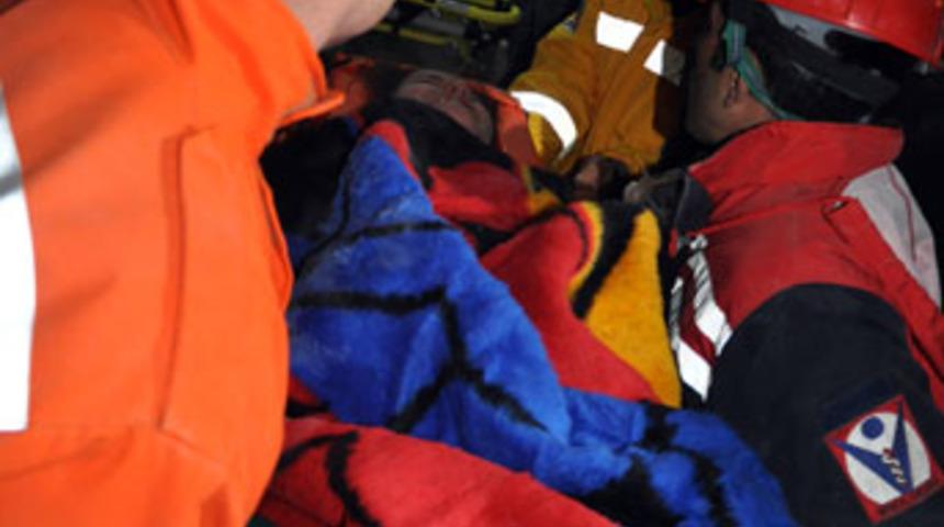 Hamile kadın 2 &ccedil;ocuğu ile kurtarıldı