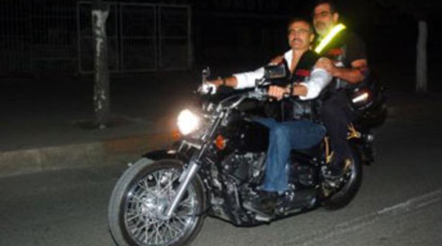 Eski bakan motosikletiyle gece turunda