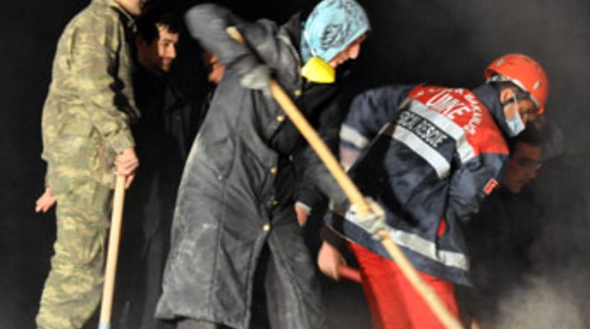 R&uuml;yasında depremi g&ouml;rd&uuml;, gitti kurtardı!