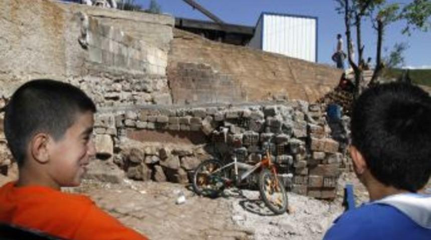 G&uuml;ng&ouml;r ailesi prefabrik konutla hayata yeniden 'merhaba' dedi