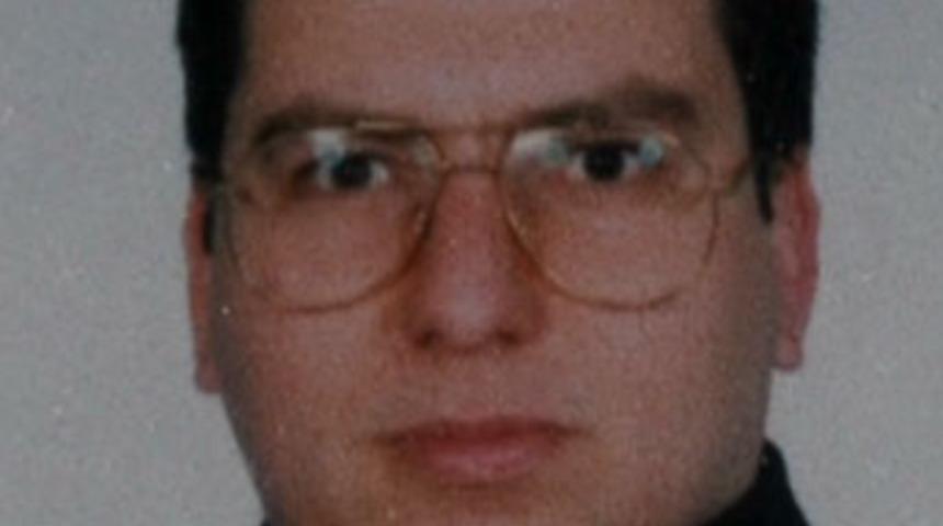 Doktor kendi boğazını kesti