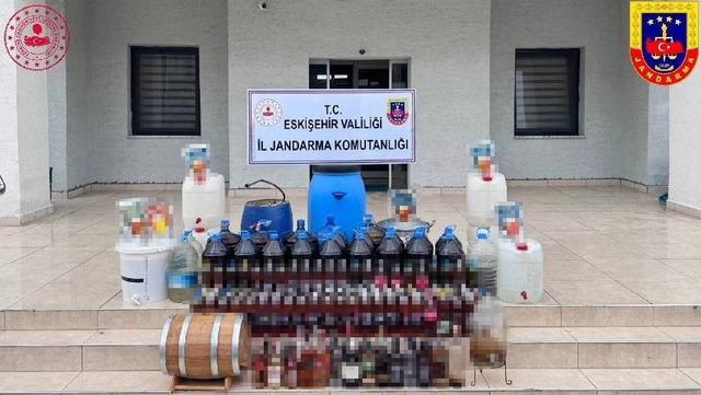 Evinde kaçak içki üretmek için damıtma sistemi kuran şüpheli yakalandı