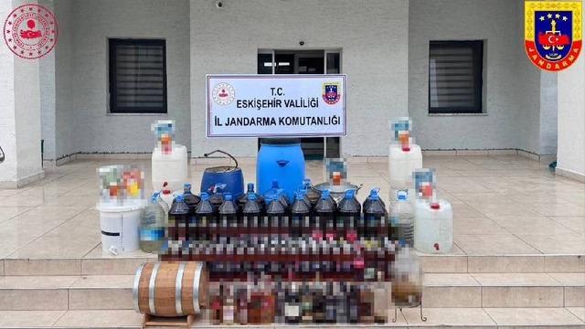 Evinde kaçak içki üretmek için damıtma sistemi kuran şüpheli yakalandı