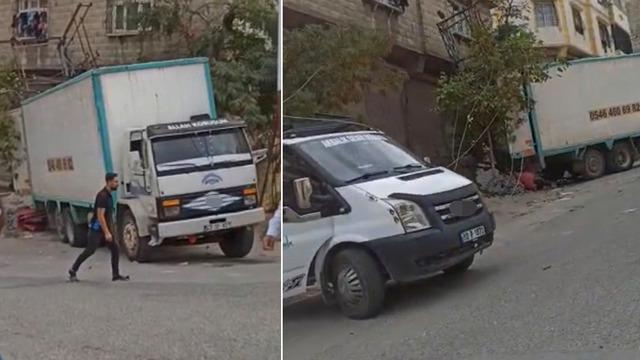 Gaziantep'te freni boşalan kamyon elektrik direği ve eve çarparak durabildi