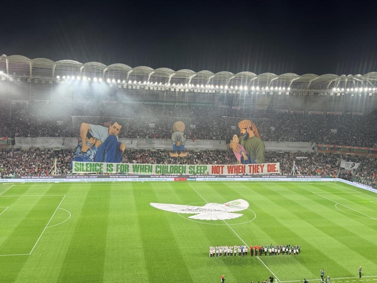 Konyaspor-Filistin ma&ccedil;ı &ouml;ncesi dikkat &ccedil;eken koreografi! "&Ccedil;ocuklar uyurken sessiz olunur, &ouml;l&uuml;rken değil" 2