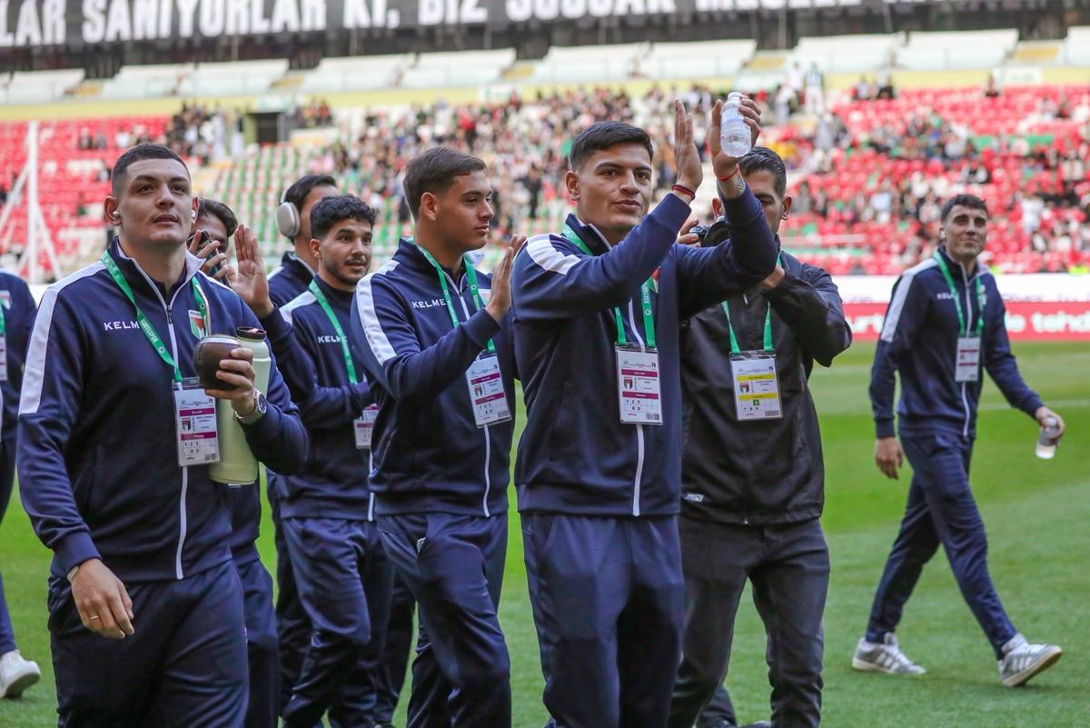 Konyaspor-Filistin ma&ccedil;ı &ouml;ncesi dikkat &ccedil;eken koreografi! "&Ccedil;ocuklar uyurken sessiz olunur, &ouml;l&uuml;rken değil" 1