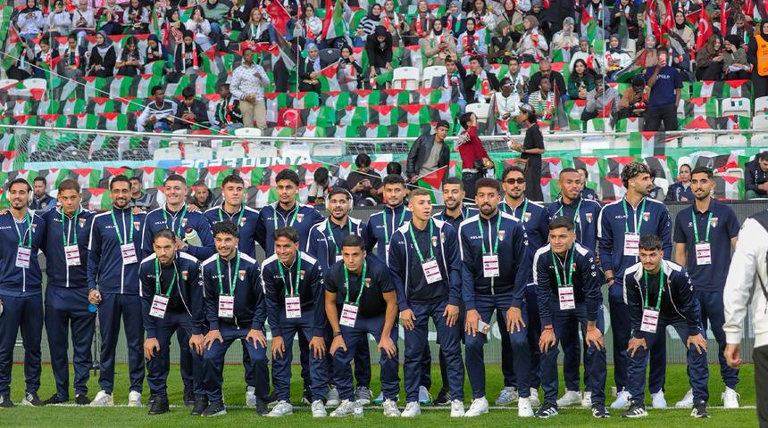 Konyaspor-Filistin ma&ccedil;ı &ouml;ncesi dikkat &ccedil;eken koreografi! "&Ccedil;ocuklar uyurken sessiz olunur, &ouml;l&uuml;rken değil"