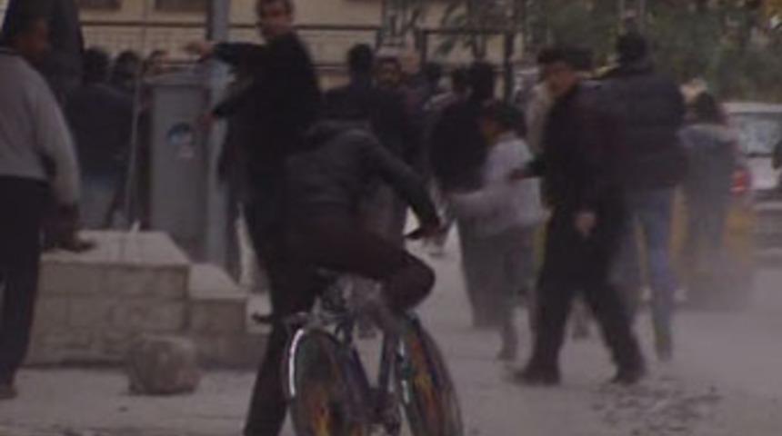 Depremzedelerle polis arasında arbede!