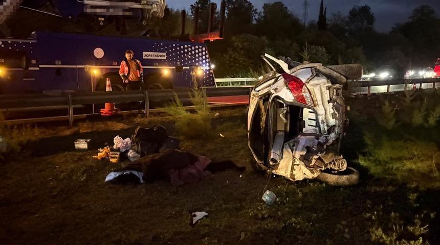 Anadolu Otoyolu'nda otomobil devrildi: 1 &ouml;l&uuml;, 4 yaralı