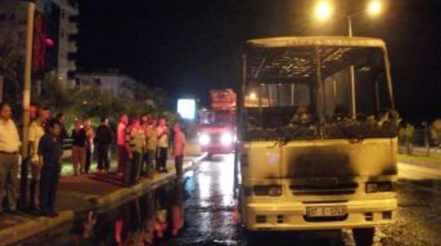 Elektrik aksamı şase yapan yolcu otob&uuml;s&uuml; alev alev yandı