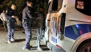 Direksiyona alkoll&uuml; ge&ccedil;ti, 2 araca &ccedil;arpıp yaya olarak ka&ccedil;tı