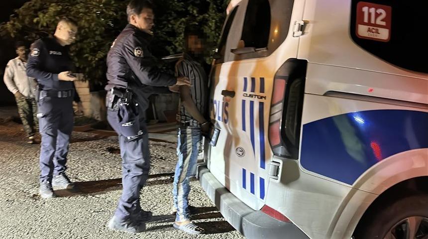 Direksiyona alkoll&uuml; ge&ccedil;ti, 2 araca &ccedil;arpıp yaya olarak ka&ccedil;tı