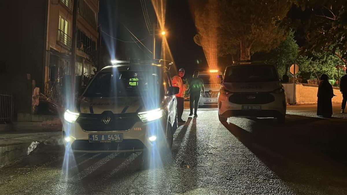 Direksiyona alkoll&uuml; ge&ccedil;ti, 2 araca &ccedil;arpıp yaya olarak ka&ccedil;tı 3